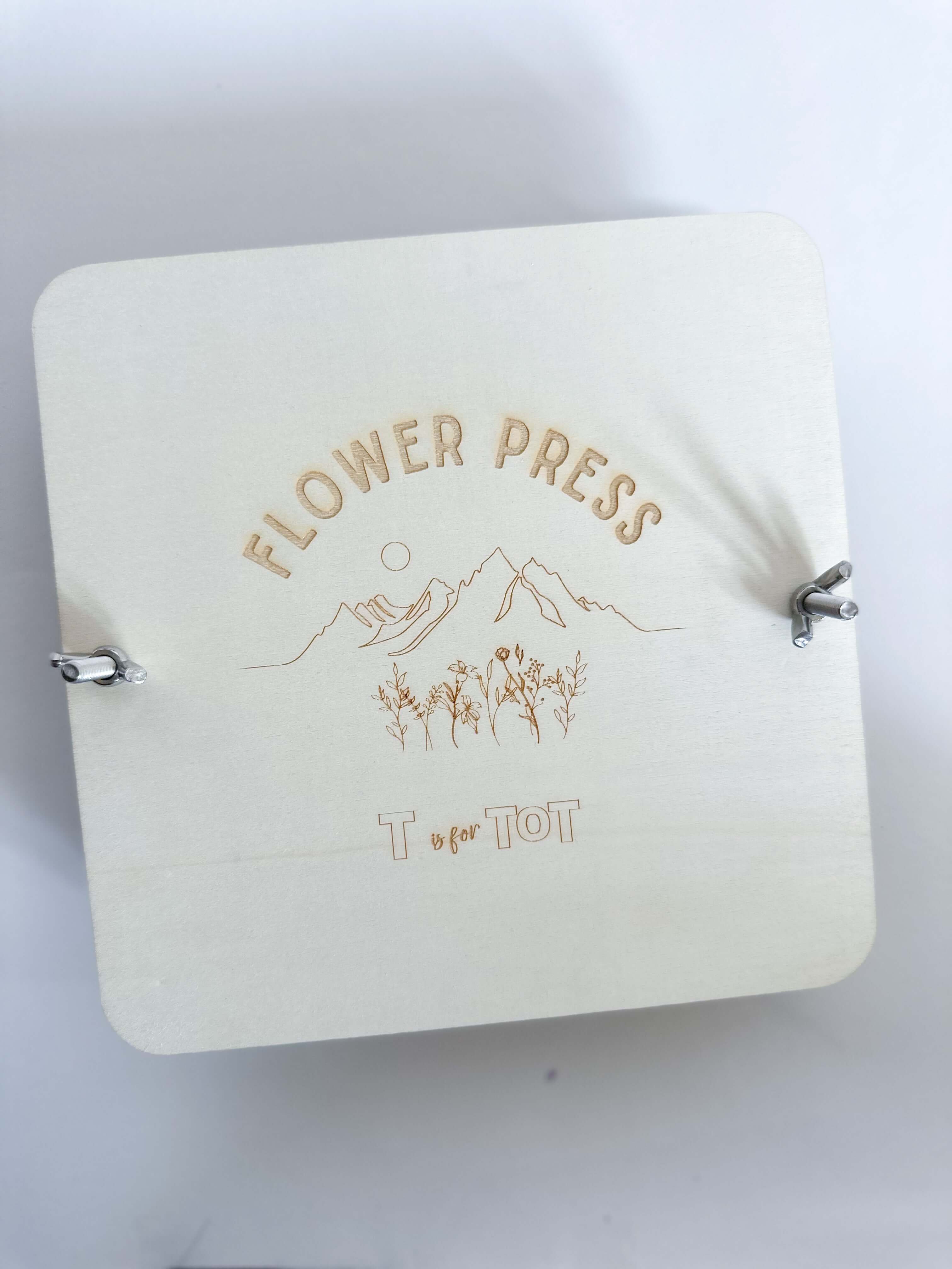Custom-made flower press kit for kids to create unique flower crafts. Ideal for young nature lovers, this kit offers play-based fun and hands-on learning with flowers and leaves. Perfect for creative activities and exploring the outdoors.