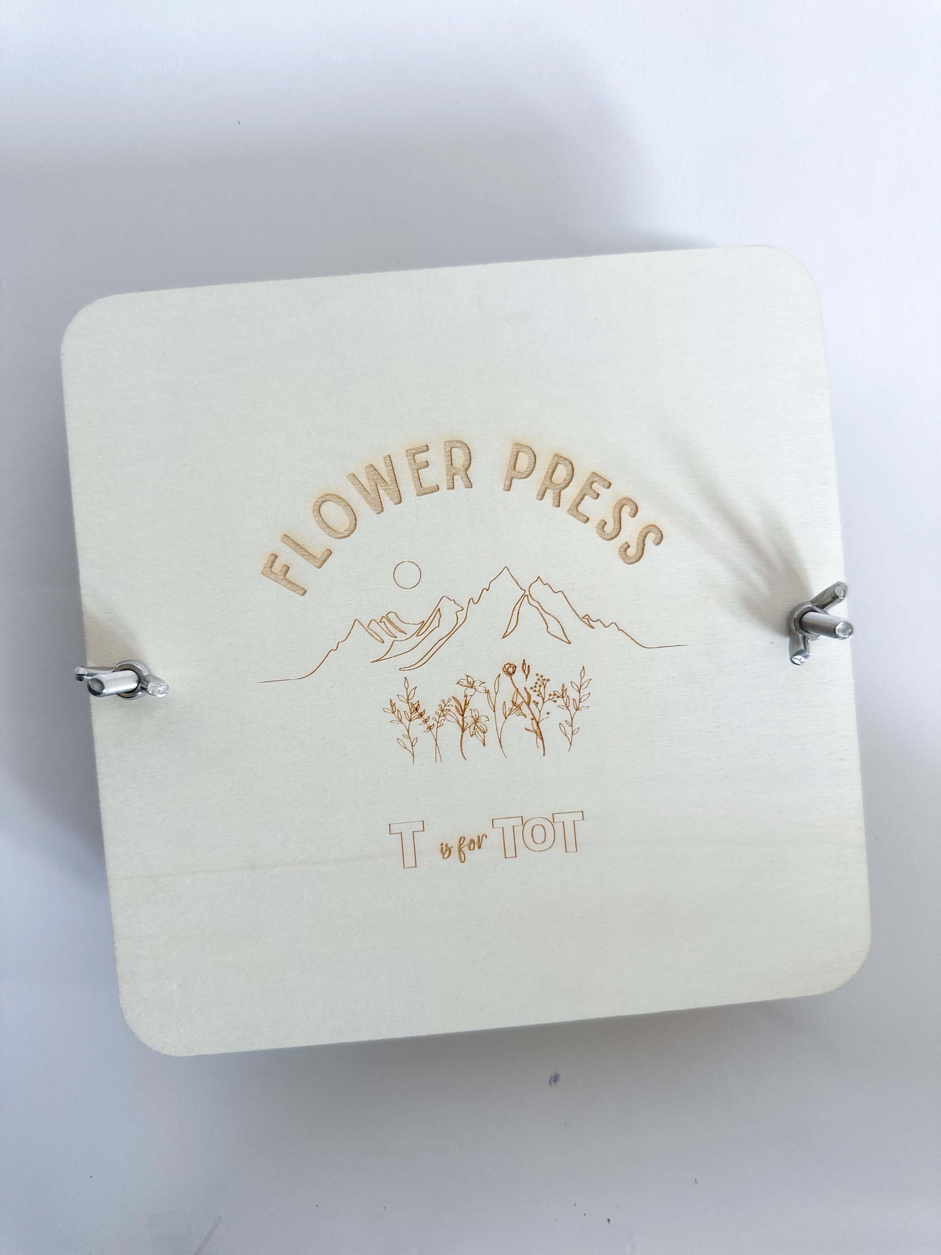 Flower press kit for kids that promotes creative crafting and nature exploration. With this custom-made press, children can press flowers and leaves to create unique art projects. Perfect for play-based learning and outdoor fun.